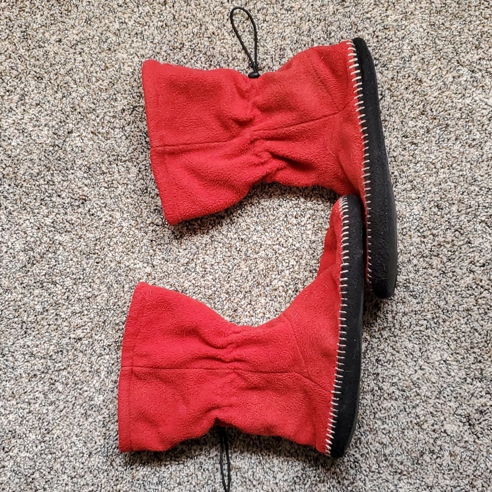 Women's dearfoam slippers. Size L fits women to size 10 in red.
